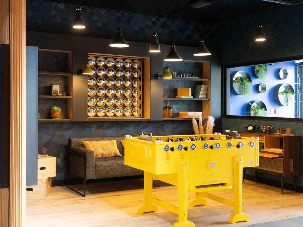 Espace petit déjeuner de l'hôtel ibis Styles Dreux Centre Gare